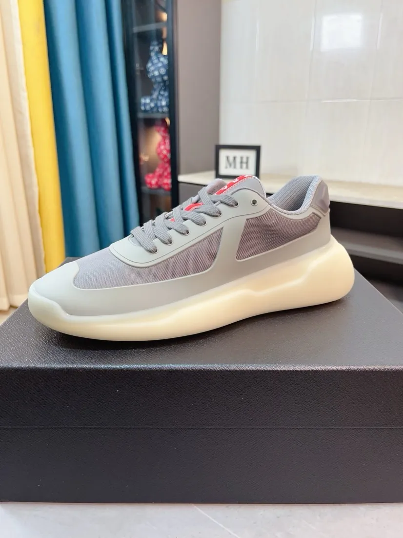 The ex-factory price is 680🌹🌹The high-quality new Prada (Prada) counters are launched simultaneously. The new men's shoes and 😘fabrics are selected from imported mesh and glue-spraying technology. Imported cowhide lining. 👍🏿High-end☄️Open-molded non-slip rubber outsole, exquisite lines, simple and elegant, comfortable and high-end for leisure travel. Code number: 38 to 44